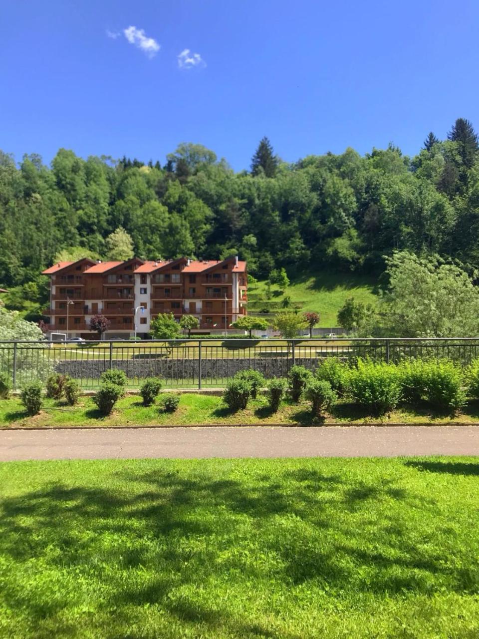 Residenza Finestra Sul Parco Apartment Comano Terme Exterior photo